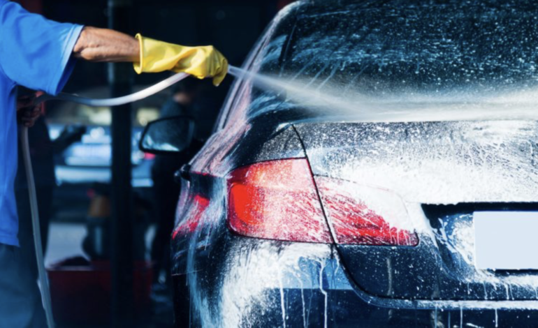Jak najlepiej umyć auto: samodzielnie czy w myjni?