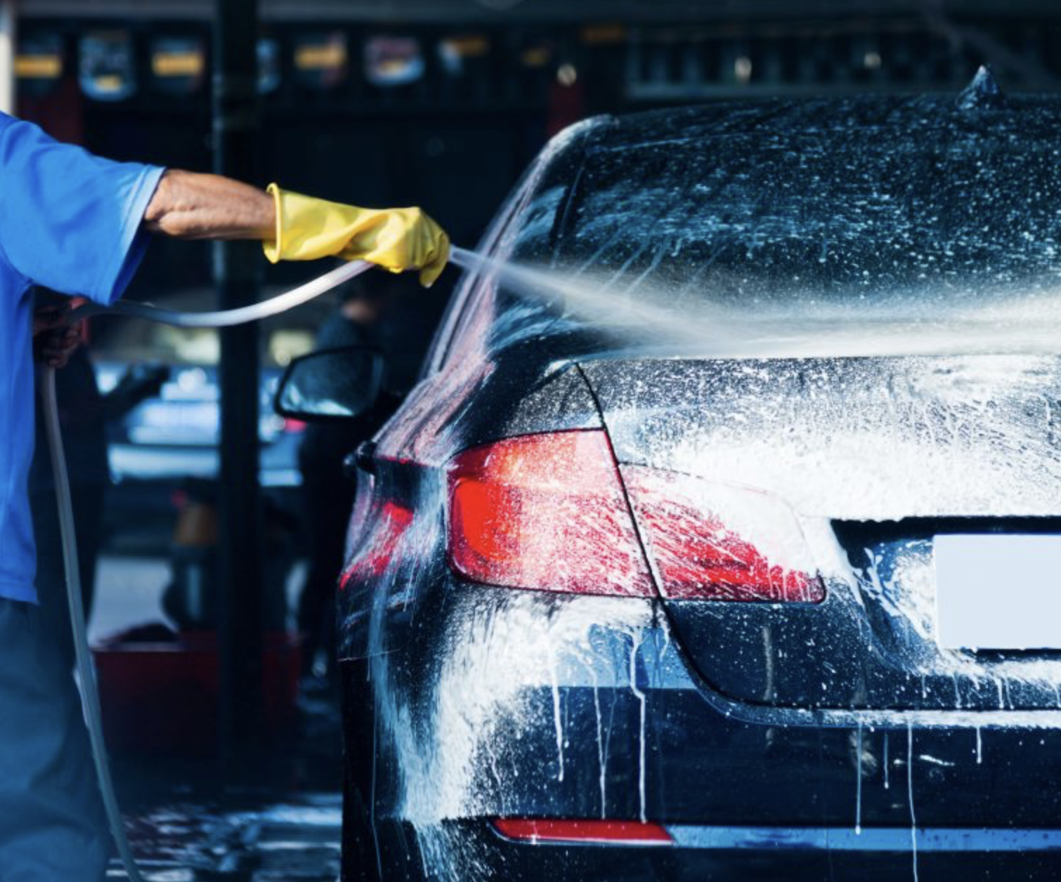Jak najlepiej umyć auto: samodzielnie czy w myjni?